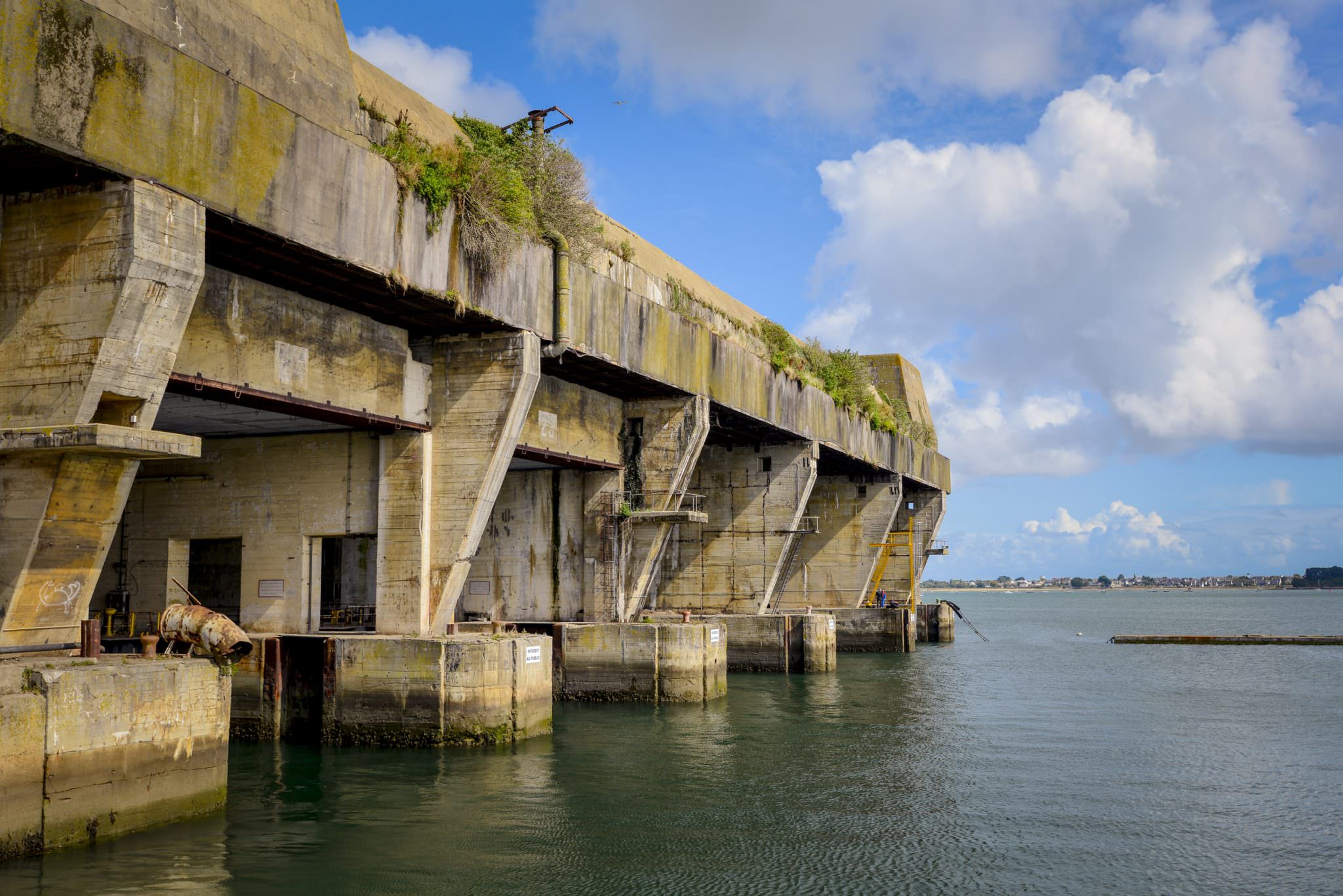 Le Bloc K3 et ses alvéoles sur la rade à Lorient La Base