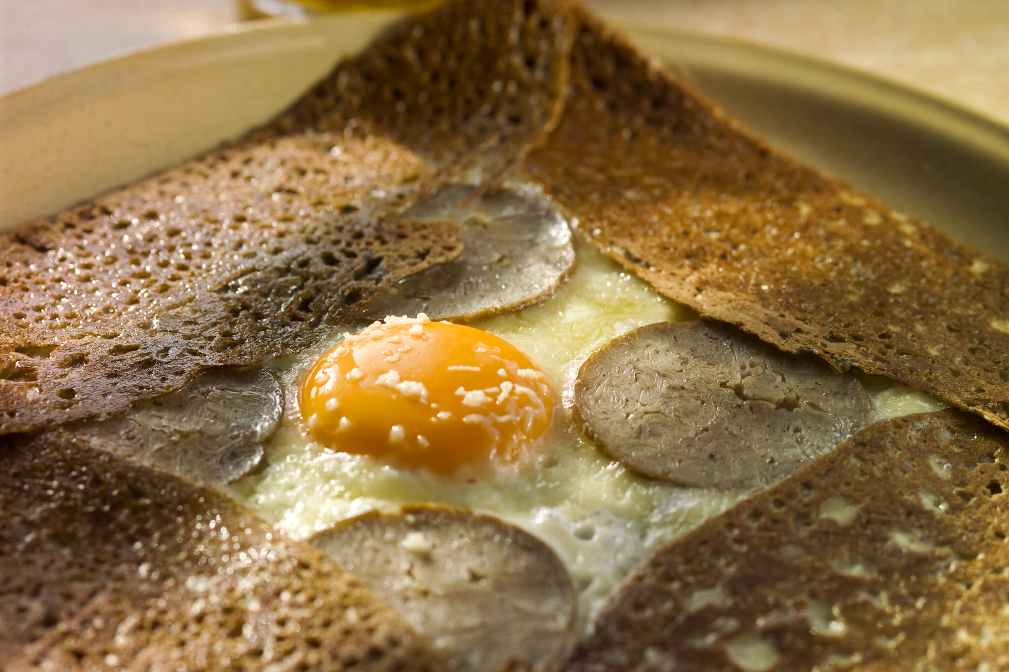 Présentation d'une galette andouille oeuf fromage