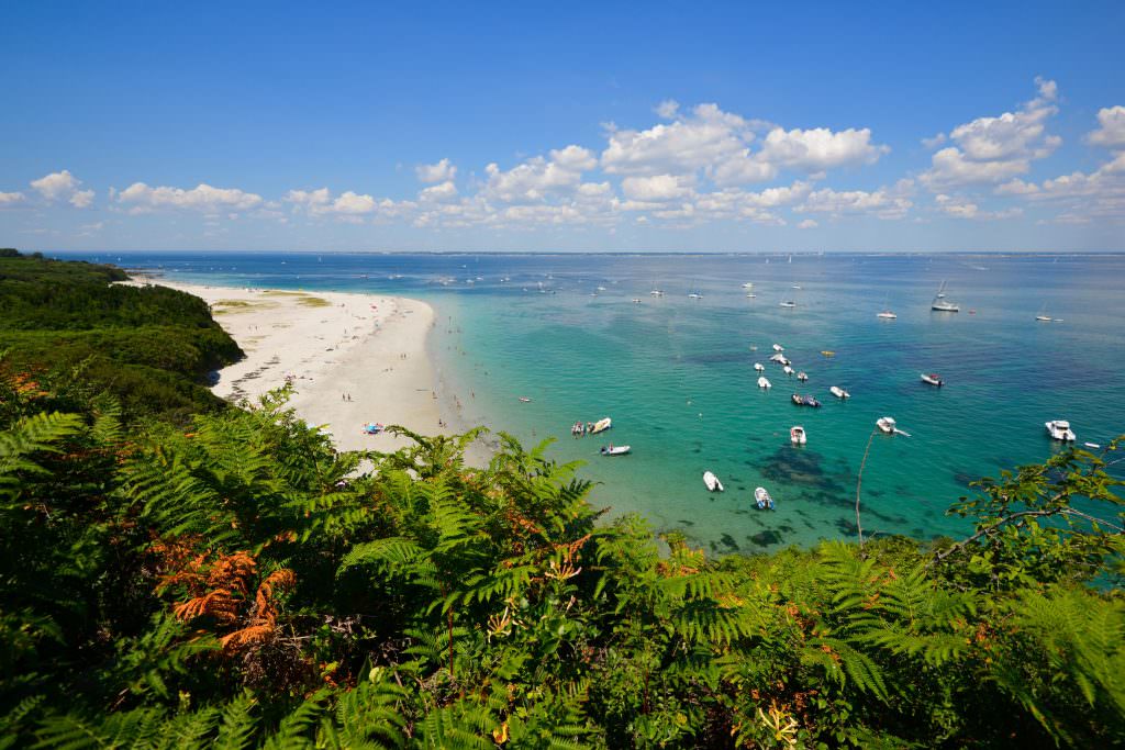 Ile de Groix, plage des Grands Sables vue du sentier côtier.