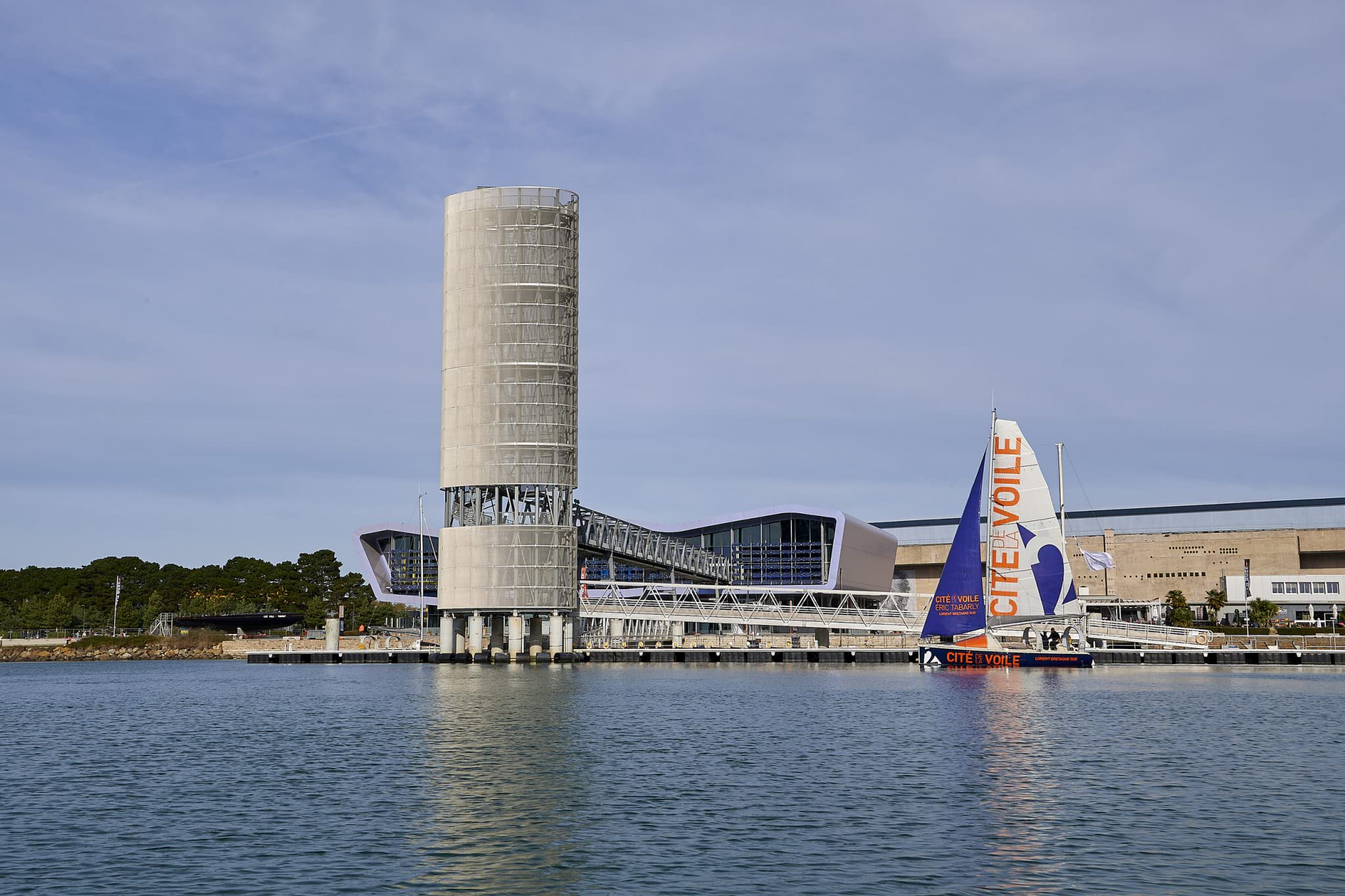 Cité de la Voile Eric Tabarly à Lorient la Base, un voilier Cité de la Voile en navigation devant les pontons