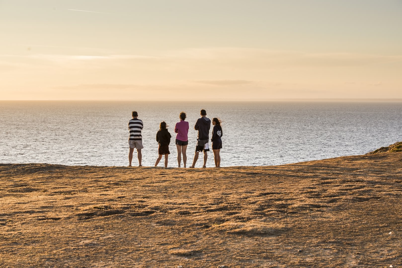 Contemplatif devant le coucher de soleil, Groix